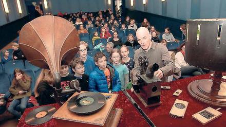 Als die Bilder laufen lernten. Bei der ersten Vorlesung der Kinderfilmuni erklärt Ralf Forster, Leiter der Techniksammlung im Archiv des Filmmuseums, seinen neun- bis zwölfjährigen Studenten alte Filmutensilien – vom Grammofon über den Diaprojektor bis hin zu Holzkameras und Kinoorgel.
