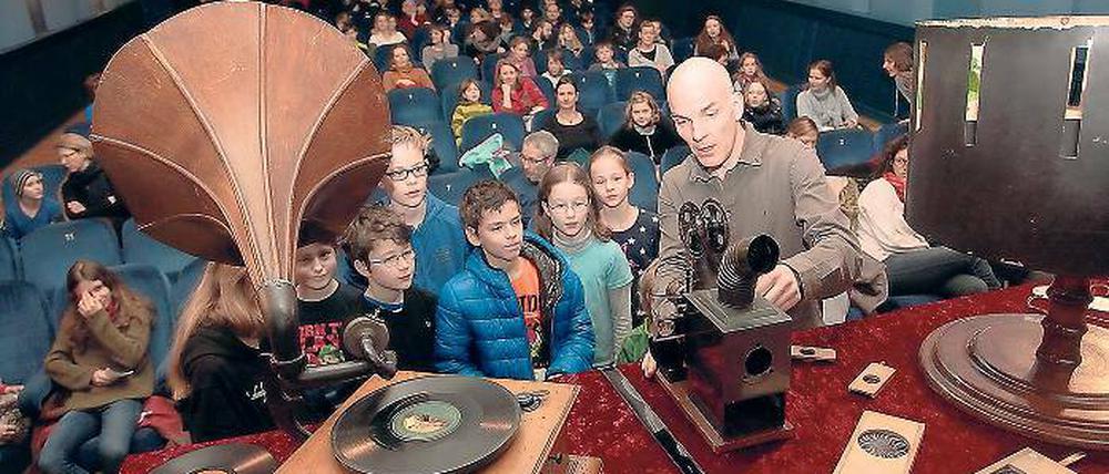 Als die Bilder laufen lernten. Bei der ersten Vorlesung der Kinderfilmuni erklärt Ralf Forster, Leiter der Techniksammlung im Archiv des Filmmuseums, seinen neun- bis zwölfjährigen Studenten alte Filmutensilien – vom Grammofon über den Diaprojektor bis hin zu Holzkameras und Kinoorgel.