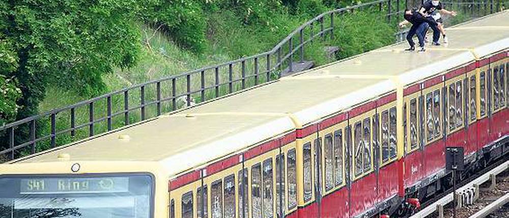 Irres Hobby.Immer wieder klettern lebensmüde Jugendliche aufs Dach und fahren mit. Hier ein Archivbild vom S-Bahn-Ring in Neukölln.