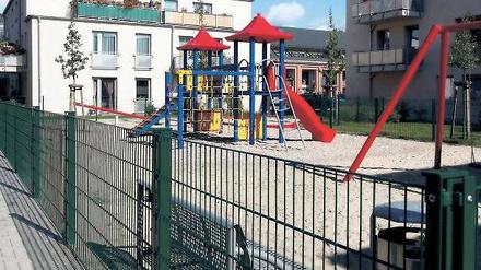 Hinter Gittern. Der Streit um diesen privaten Spielplatz in der Schlegelstraße machte im Sommer bundesweit Schlagzeilen. Potsdams SPD will nun erreichen, dass die von Investoren laut der städtischen Spielplatzsatzung verlangten Spielplätze auch frei zugänglich sein müssen.