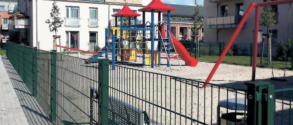 Hinter Gittern. Der Streit um diesen privaten Spielplatz in der Schlegelstraße machte im Sommer bundesweit Schlagzeilen. Potsdams SPD will nun erreichen, dass die von Investoren laut der städtischen Spielplatzsatzung verlangten Spielplätze auch frei zugänglich sein müssen.