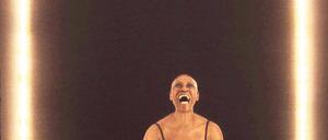 Wehe, wenn sie losgelassen wird. Die 70-jährige Tänzerin Germaine Acogny in Olivier Dubois’ „Mon Èlue Noire – Meine schwarze Auserwählte“.