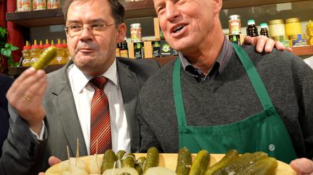 Brandenburgs Landwirtschaftsminister Jörg Vogelsänger (SPD) probierte auf der Grünen Woche in Berlin bei Gurken Paule eine Spreewaldgurke.