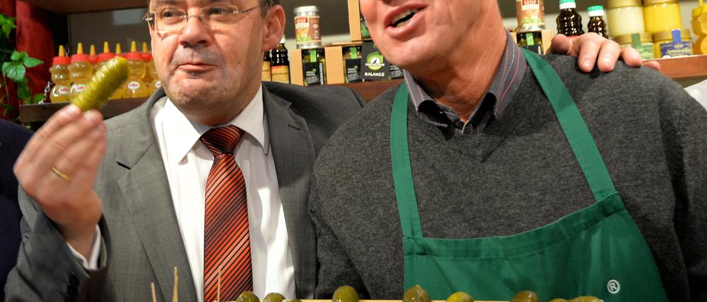 Brandenburgs Landwirtschaftsminister Jörg Vogelsänger (SPD) probierte auf der Grünen Woche in Berlin bei Gurken Paule eine Spreewaldgurke.
