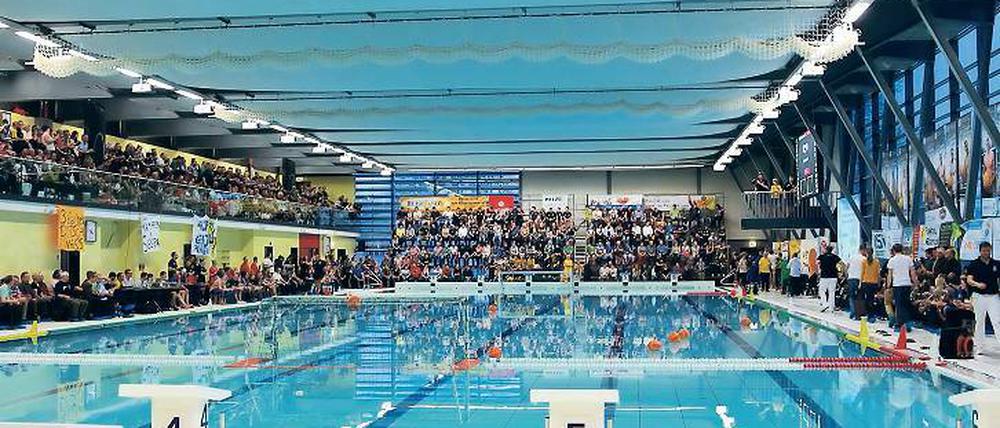 Volles Haus. 750 Zuschauer verfolgten die Partie im Plauener Stadtbad.
