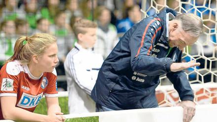 Zum Verzweifeln. Turbine-Trainer Bernd Schröder ärgerte sich maßlos über die Leistung seiner Mannschaft beim DFB-Hallenpokal der Frauen in Magdeburg. Die Laune von Tabea Kemme hielt sich ebenfalls in Grenzen.