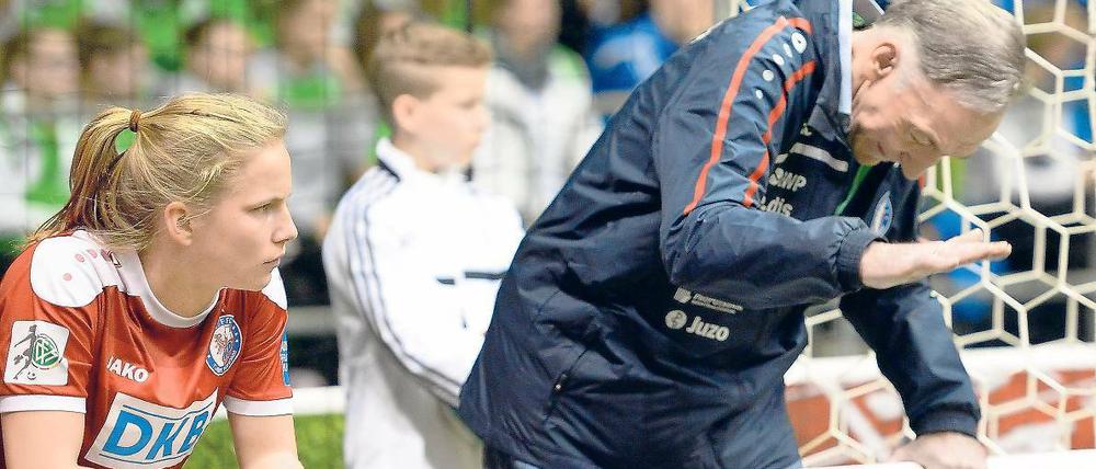Zum Verzweifeln. Turbine-Trainer Bernd Schröder ärgerte sich maßlos über die Leistung seiner Mannschaft beim DFB-Hallenpokal der Frauen in Magdeburg. Die Laune von Tabea Kemme hielt sich ebenfalls in Grenzen.