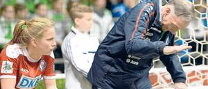 Zum Verzweifeln. Turbine-Trainer Bernd Schröder ärgerte sich maßlos über die Leistung seiner Mannschaft beim DFB-Hallenpokal der Frauen in Magdeburg. Die Laune von Tabea Kemme hielt sich ebenfalls in Grenzen.