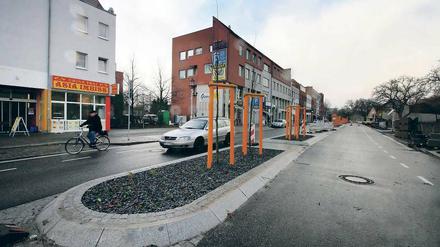 Erste zarte Triebe. In wenigen Tagen sollen die Arbeiten an der Potsdamer Straße abgeschlossen sein. Die Bepflanzung der neuen Mittelinseln ist auch schon erfolgt. Parallel wird an einem Konzept zur Belebung der von Leerstand geprägten Einkaufsstraße gearbeitet.