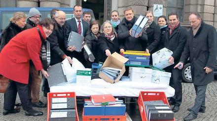 Viel Papier um nichts? Berge von Akten und Belegen türmten Potsdams Hoteliers am Donnerstag vor dem Stadthaus aus Protest gegen die Bettensteuer auf. Auch gegen die geplante neue Abgabe, die die Tourismuswirtschaft künftig leisten soll, regt sich Widerstand.