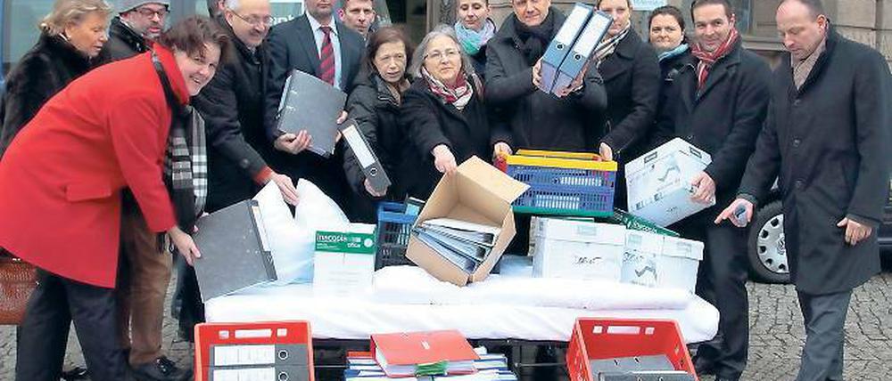 Viel Papier um nichts? Berge von Akten und Belegen türmten Potsdams Hoteliers am Donnerstag vor dem Stadthaus aus Protest gegen die Bettensteuer auf. Auch gegen die geplante neue Abgabe, die die Tourismuswirtschaft künftig leisten soll, regt sich Widerstand.