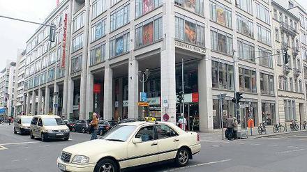 Mit Karte an der Kreuzung. Bisher konnten Taxifahrer auf Bargeld bestehen in der Weltstadt Berlin.