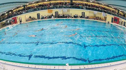 Publikumsmagnet in Plauen. Im Schnitt pilgern fast 500 Fans zu den Heimspielen des SVV Plauen ins Stadtbad und sorgen für eine deutschlandweit einmalige Kulisse beim Wasserball. Für das Spiel gegen den OSC Potsdam wird die Zuschauerkapazität durch den Aufbau einer Zusatztribüne um 250 Plätze auf 750 erhöht.