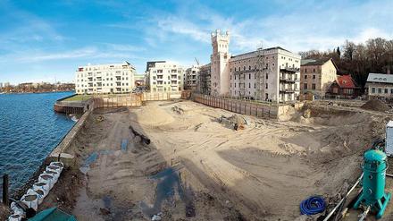 Parkplatz-Problem: Im hochpreisigen Wohnareal Speicherstadt soll eigentlich schon seit Jahren eine Tiefgarage Platz für bis zu hundert Fahrzeuge bieten. Im vergangenen Jahr wurde auch mit dem Bau begonnen – doch seit mehr als drei Monaten stocken die Arbeiten in der Baugrube neben dem Persiusspeicher.