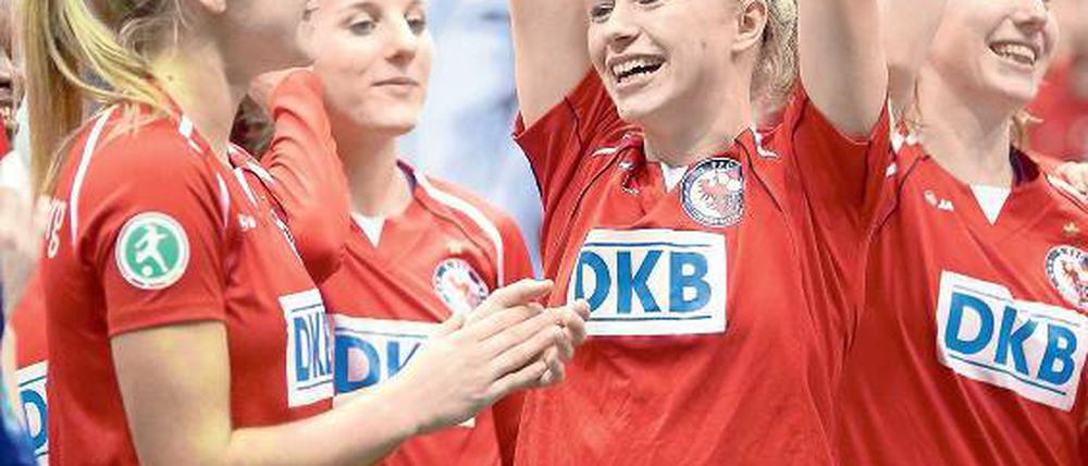 Triumph Nummer 7. Den DFB-Hallencup 2014 gewann Turbine durch den Finalsieg gegen den 1. FFC Frankfurt. Pauline Bremer reckte danach den Pokal in die Höhe.