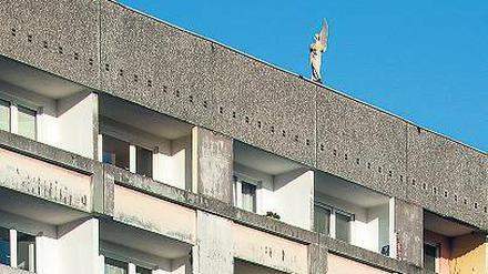 So gesehen. Nein, der Staudenhof hat nicht neuerdings eine Skulptur auf dem Dach. Getrickst wurde hier auch nicht, das Künstlerkollektiv Dreimeterturm hat einfach nur mal anders auf die Stadt geblickt.