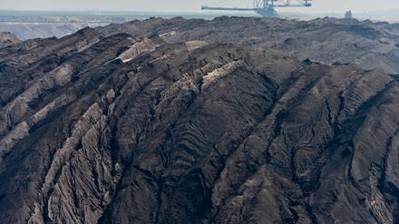 Blick auf Abraumhalden im Braunkohletagebau Welzow der Vattenfall AG nahe Welzow (Brandenburg). Vattenfall betreibt drei Braunkohlegruben in Brandenburg.