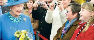 Im Land des Lachens. Die Queen freut sich 2004 im Krongut Bornstedt, Potsdam. 