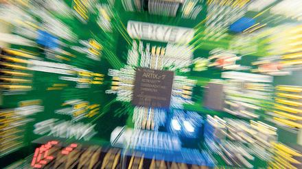 Chips von der Oder. Das Leibniz-Institut für innovative Mikroelektronik (IHP) verfügt über einen Produktionsraum für Mikrochips. Hier können neue Entwicklungen direkt in Hardware umgesetzt werden.