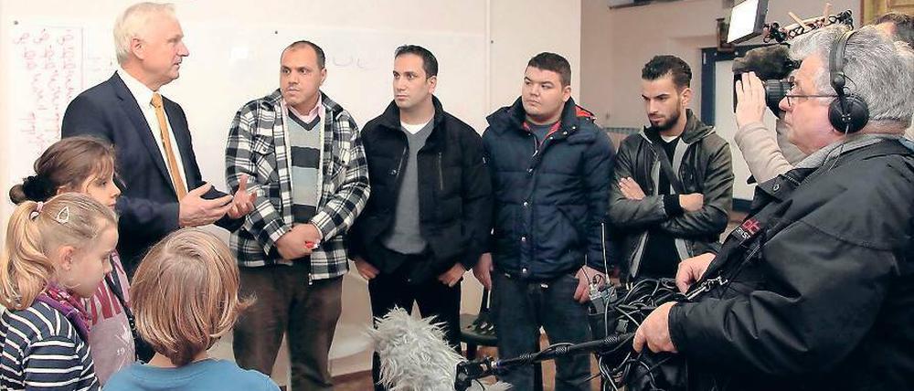 Besuch. Dieter Dombrowski (l.) im Gespräch mit Moslems.