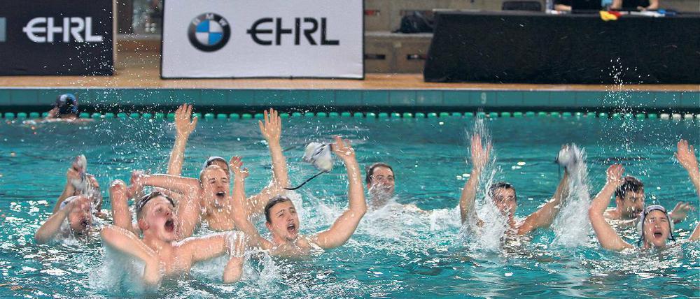Feuchtfröhlich. Die OSC-Wasserballer feiern ausgelassen den Sieg.