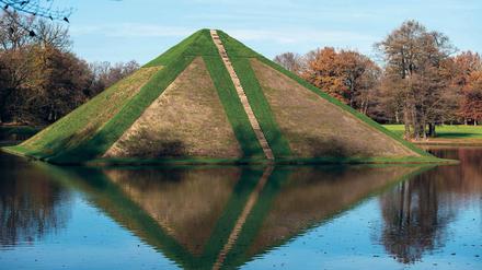 Brandenburger Berg. Im Sommer 2014 hatten die Arbeiten zur Restaurierung des Tumulus begonnen. Im Frühjahr sollen sie beendet sein.