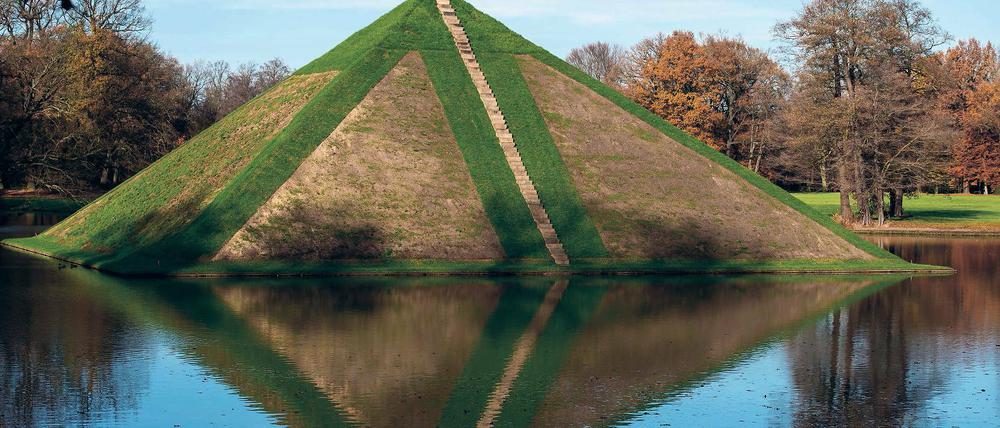 Brandenburger Berg. Im Sommer 2014 hatten die Arbeiten zur Restaurierung des Tumulus begonnen. Im Frühjahr sollen sie beendet sein.