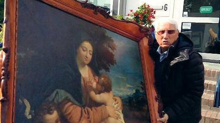 Ein Mann von einem Bild. Der niederländische Kunstdetektiv Ben Zuidema posiert mit dem 1945 aus dem Schloss Sanssouci entwendeten Gemälde „Madonna mit Johannesknaben“ des Renaissance-Künstlers Benedetto Caliari.