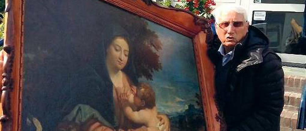 Ein Mann von einem Bild. Der niederländische Kunstdetektiv Ben Zuidema posiert mit dem 1945 aus dem Schloss Sanssouci entwendeten Gemälde „Madonna mit Johannesknaben“ des Renaissance-Künstlers Benedetto Caliari.