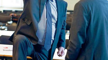 Mehdorn hebt ab. Der BER-Chef macht sich vor dem Ausschuss warm. Hier ist er im Gespräch mit Bodo Mende, Vertreter der Senatskanzlei.