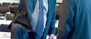 Mehdorn hebt ab. Der BER-Chef macht sich vor dem Ausschuss warm. Hier ist er im Gespräch mit Bodo Mende, Vertreter der Senatskanzlei.