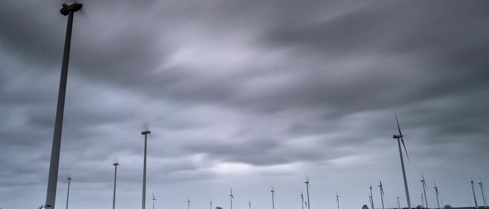 Sturm über Brandenburg. Schnell ziehen dunkle Wolken am 09.01.2015 über ein Feld mit Windenergieanlagen nahe Petersdorf im Landkreis Oder-Spree (Brandenburg).