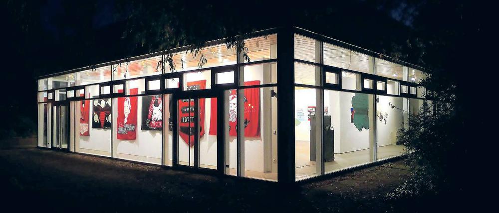 Die Utopie leuchtet in der Nacht. Und derzeit auch der Pavillon.