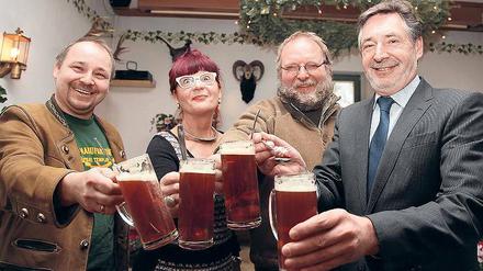 Prost! Brauer Köhler und Kirchhoff mit Susanne Müller („Schoko-Kunst“).