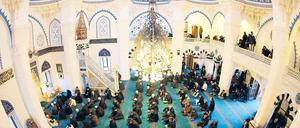 Prächtige Kulisse für eine wichtige Botschaft. In der Sehitlik-Moschee am Columbiadamm verurteilte der Imam die Gewalttaten von Paris – die Erklärung wurde auch in vielen anderen muslimischen Gottenhäusern in Deutschland verlesen.