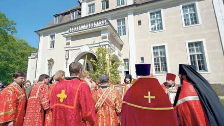 Gottesdienst. Russische Geistliche und Gläubige vor dem russisch-orthodoxen Kloster.