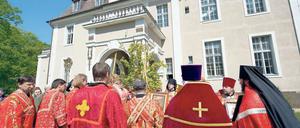 Gottesdienst. Russische Geistliche und Gläubige vor dem russisch-orthodoxen Kloster.