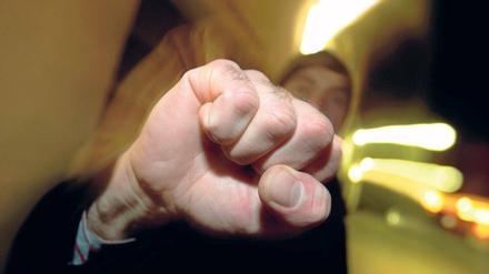 Attackiert. Ein 26-jähriger Israeli wurde erst in der U-Bahn, dann auf dem Bahnhof Friedrichstraße von sieben Männern zusammengeschlagen. Seit Jahrzehnten wird seine Familie immer wieder Opfer von Rassenhass und Fremdenfeindlichkeit.