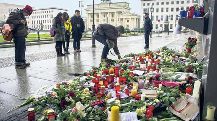 Gedenken. Vor der französischen Botschaft wurden Blumen niedergelegt.