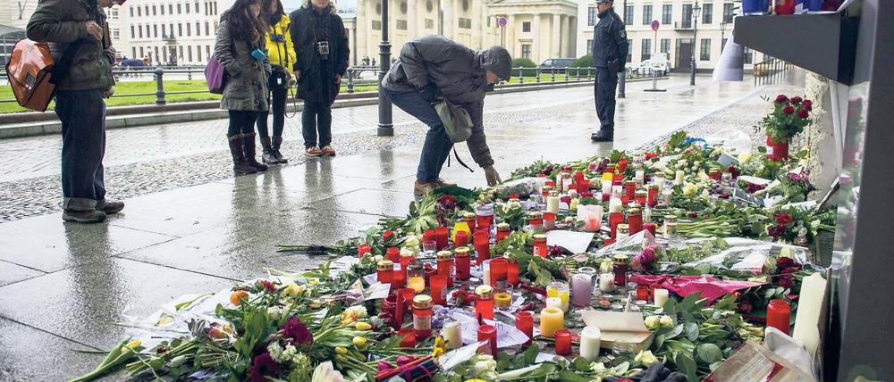 Gedenken. Vor der französischen Botschaft wurden Blumen niedergelegt.