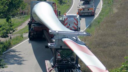 Millimeterarbeit. Der Transport von Windradanlagen ist nicht nur für die Fahrer der Sattelschlepper eine zeitraubende Angelegenheit, sondern auch für die Polizei. In manchen Nächten sind in Brandenburg bis zu 70 Streifenwagen durch solche Einsätze gebunden.