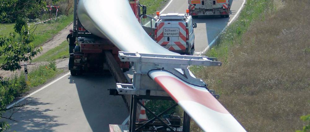 Millimeterarbeit. Der Transport von Windradanlagen ist nicht nur für die Fahrer der Sattelschlepper eine zeitraubende Angelegenheit, sondern auch für die Polizei. In manchen Nächten sind in Brandenburg bis zu 70 Streifenwagen durch solche Einsätze gebunden.