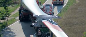 Millimeterarbeit. Der Transport von Windradanlagen ist nicht nur für die Fahrer der Sattelschlepper eine zeitraubende Angelegenheit, sondern auch für die Polizei. In manchen Nächten sind in Brandenburg bis zu 70 Streifenwagen durch solche Einsätze gebunden.