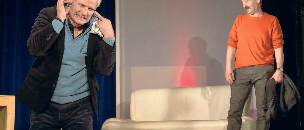 „Kunst“, die entzweit. Das Theater Poetenpack spielt die Komödie von Yasmina Reza, auf der Bühne stehen Justus Carriére, Andreas Hueck und Teo Vadersen.