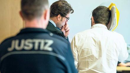 Kein Blick, kein Durchblick. Es gibt so viele Zweifel, so viele offene Fragen im spektakulären Maskenmann-Prozess in Frankfurt (Oder). Doch der Angeklagte schwieg auch am 41. Prozesstag am gestrigen Donnerstag.