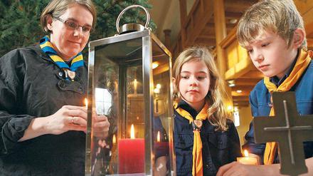 Behütete Flamme. Heike Roth, Kaja und Leon brachten das Friedenslicht in die Babelsberger Friedrichskirche. Von dort gelangte es ins Bornstedter Feld.