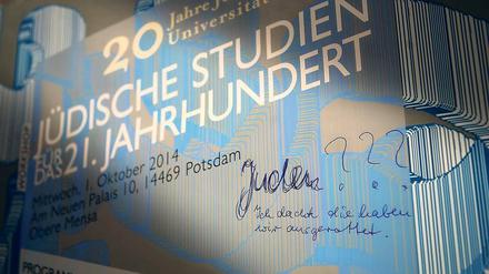 Drastische Worte. Ein Unbekannter hat auf ein Plakat der Veranstaltung geschrieben: „Juden??? Ich dachte die haben wir ausgerottet“. Das Institut der Universität Potsdam will sich von solch antisemitischer Hetze nicht beirren lassen.