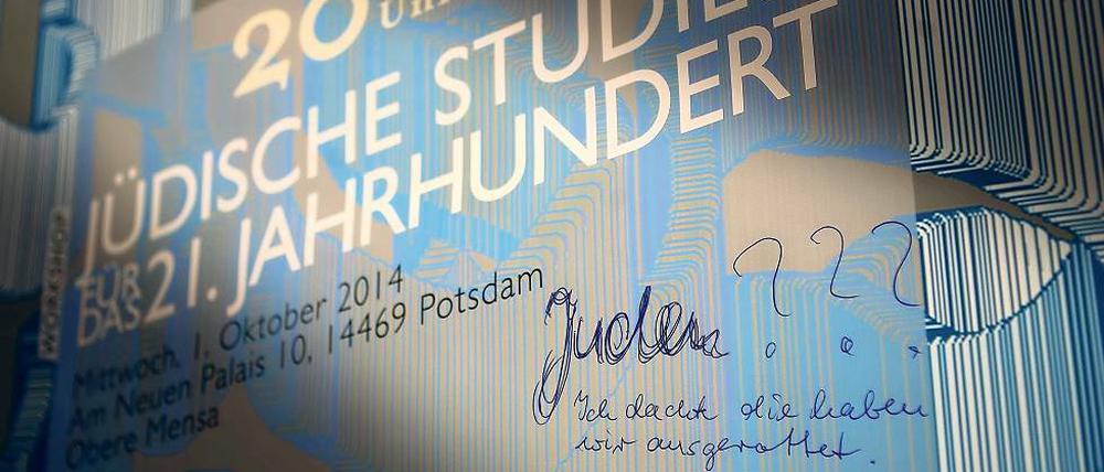 Drastische Worte. Ein Unbekannter hat auf ein Plakat der Veranstaltung geschrieben: „Juden??? Ich dachte die haben wir ausgerottet“. Das Institut der Universität Potsdam will sich von solch antisemitischer Hetze nicht beirren lassen.