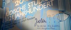 Drastische Worte. Ein Unbekannter hat auf ein Plakat der Veranstaltung geschrieben: „Juden??? Ich dachte die haben wir ausgerottet“. Das Institut der Universität Potsdam will sich von solch antisemitischer Hetze nicht beirren lassen.