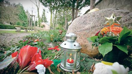 Große Anteilnahme. Auch drei Jahre nach dem Fund einer Babyleiche in Potsdam-West zeigen Potsdamer auf dem Bornstedter Friedhof ihr Mitgefühl und legen Blumen am Grab des ermordeten Mädchens nieder. Von dem Täter oder der Täterin fehlt bislang jede Spur.